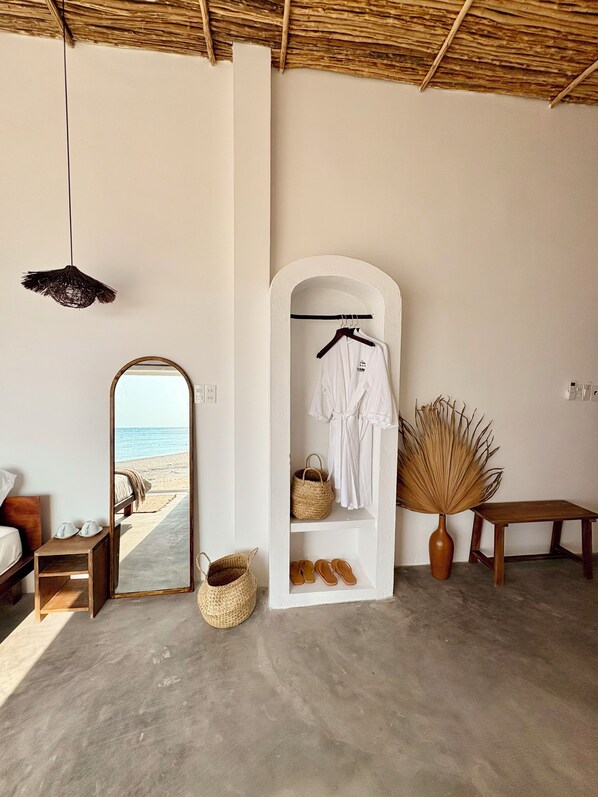 Quarto (Sunset Lagoon) | Frigobar (abastecido com alguns itens grátis), escrivaninha