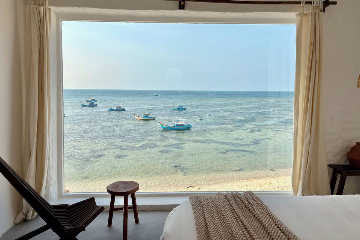 Phòng (Aqua Lagoon) | Minibar với thức ăn, đồ uống miễn phí, bàn 