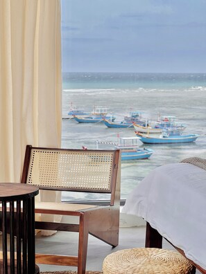 Quarto (Water Lagoon) | Frigobar (abastecido com alguns itens grátis), escrivaninha