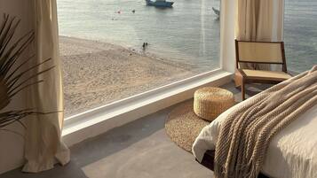 Quarto (Water Lagoon) | Frigobar (abastecido com alguns itens grátis), escrivaninha