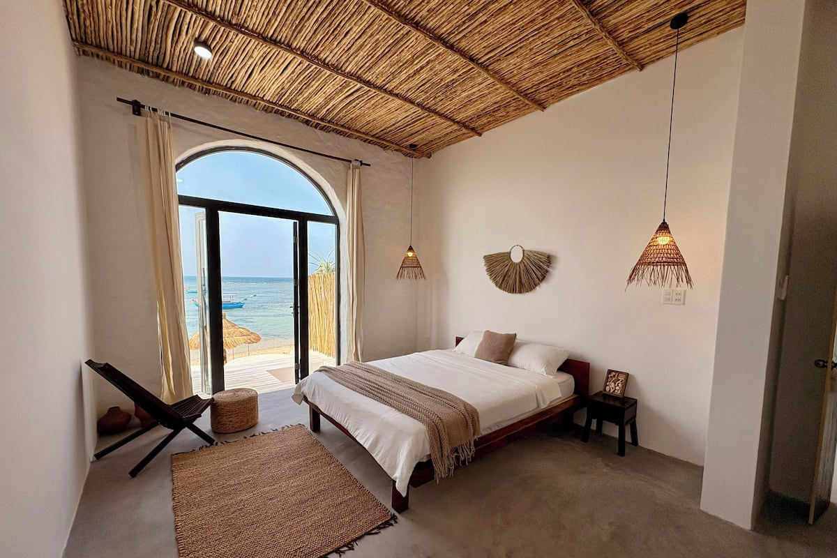 Quarto casal luxo, vista para o mar | Escrivaninha, espaço de trabalho para notebook, quartos à prova de som