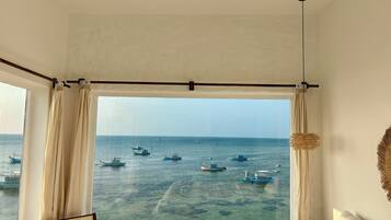 Quarto (Water Lagoon) | Frigobar (abastecido com alguns itens grátis), escrivaninha