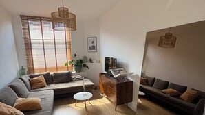 Ein modernes Wohnzimmer mit Ecksofa, Couchtisch und TV-Möbel.