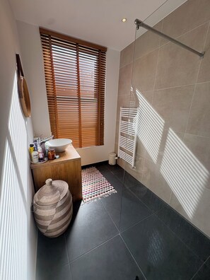 Serviettes fournies, papier toilette