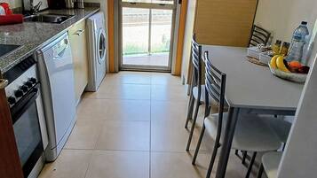 Frigorífico, microondas, horno y placa de cocina