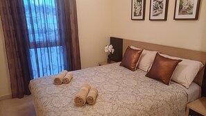 2 間睡房、書桌、熨斗/熨衫板、可攜式嬰兒床