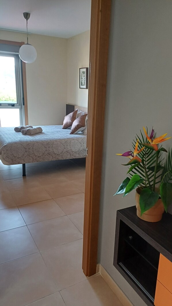 2 間睡房、書桌、熨斗/熨衫板、可攜式嬰兒床