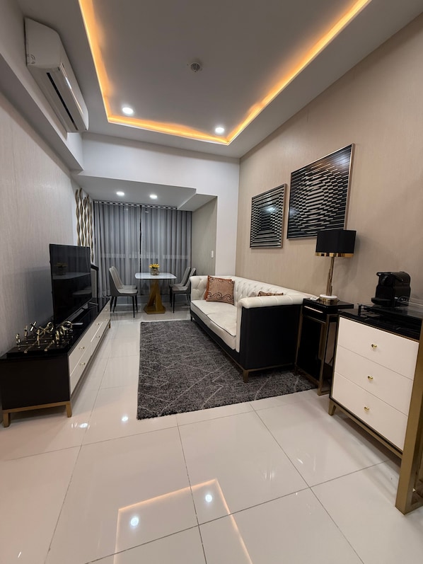 Kamer, 4 slaapkamers, toegankelijk voor mindervaliden, patio | Woonkamer