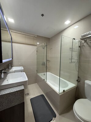 Dortoir PartagĂ©, 4 chambres, accessible aux personnes Ă mobilitĂ© rĂ©duite, patio | Ăquipements de salle de bain