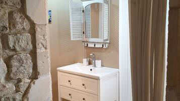 Sèche-cheveux, serviettes fournies, savon, papier toilette