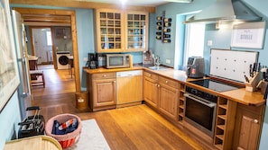 Fridge, oven, stovetop, coffee/tea maker