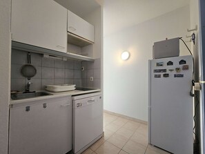 Fridge, microwave, stovetop, coffee/tea maker - 2-room apartment with terrace and pool in Balaruc-les-Bains (Balaruc-les-Bains)