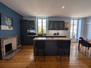 Réfrigérateur, micro-ondes, lave-vaisselle