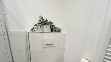 Haartrockner, Handtücher, Seife, Toilettenpapier