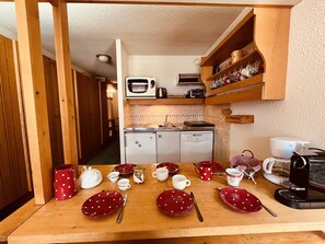 Réfrigérateur, four à micro-ondes, surface de cuisson, lave-vaisselle