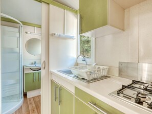 Coffee/tea maker, microwave, oven - Chalet in Bormes-les-Mimosas with terrace (Bormes-les-Mimosas)