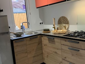 Refrigerador, microondas, lavavajillas y cafetera y tetera 
