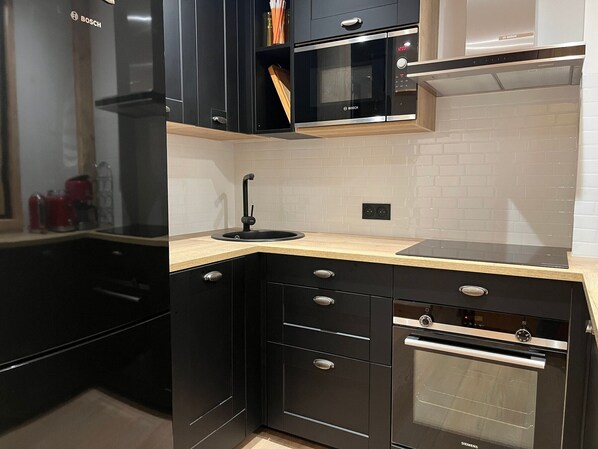 Fridge, dishwasher, coffee/tea maker, toaster