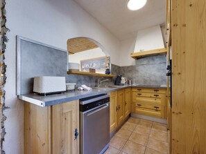 Réfrigérateur, four à micro-ondes, lave-vaisselle