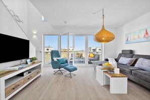 Fernseher, Kamin, Tischtennisplatte, Bücher