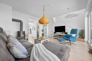 Fernseher, Kamin, Tischtennisplatte, Bücher