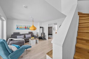 TV, fireplace, ping pong, books - Modern "Baltic Side" vacation apartment with sea view, balcony and exclusive furnishings. (Kappeln)