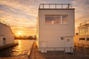 Exterior - Modern floating vacation home, with large roof terrace, wicker beach chair, Finnish sauna (Kappeln)