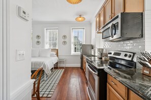 Jääkaappi, mikroaaltouuni, uuni, liesi