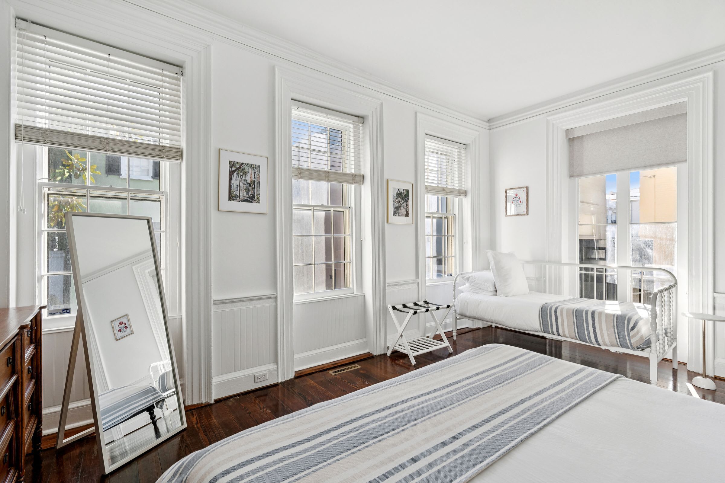 3 slaapkamers, een strijkplank/strijkijzer, wifi, beddengoed