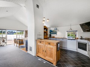 Refrigerador, microondas, lavavajillas y utensilios de cocina 