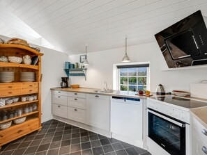 Refrigerador, microondas, lavavajillas y utensilios de cocina 