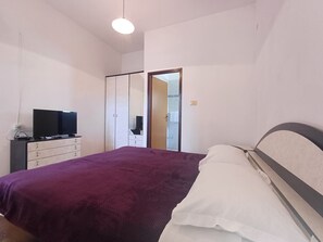 1 bedroom, free WiFi, bed sheets - Studio Nena °2 in Krk for up to 2 persons with air conditioning, balcony (Krk)