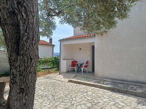 Outdoor dining - Studio Nena °2 in Krk for up to 2 persons with air conditioning, balcony (Krk)