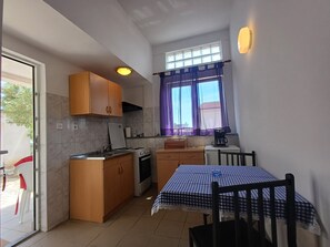Refrigerador, placa de cocina, cafetera/tetera, utensilios de cocina