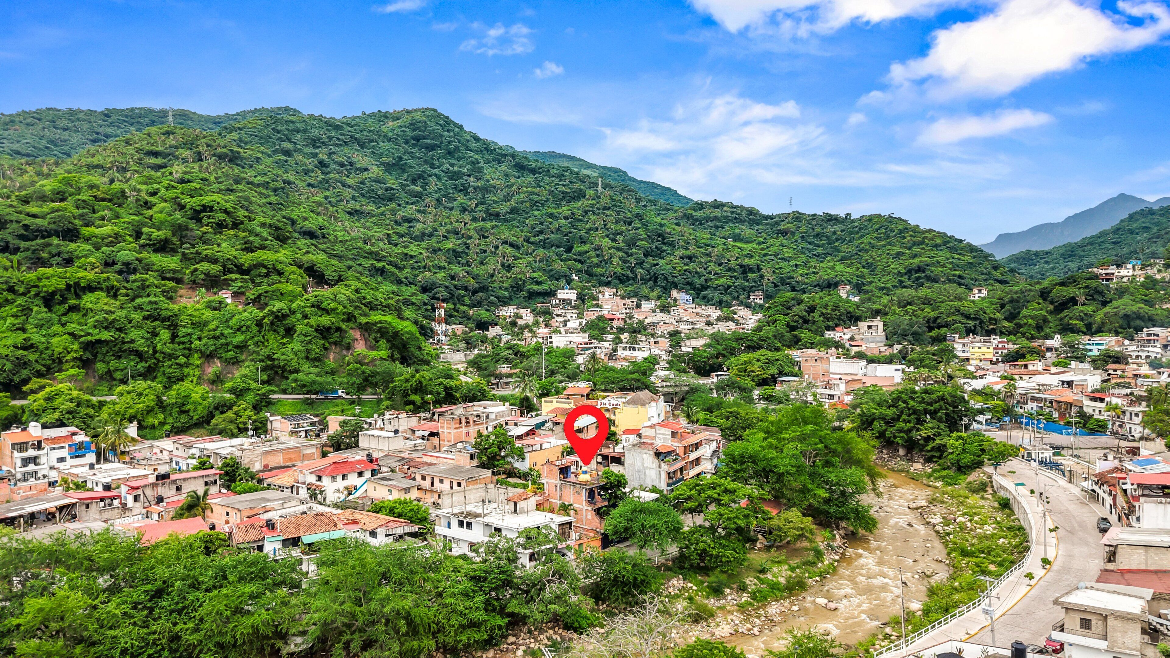 Une ville nichée dans une vallée, avec de verdoyantes collines en arrière-plan.