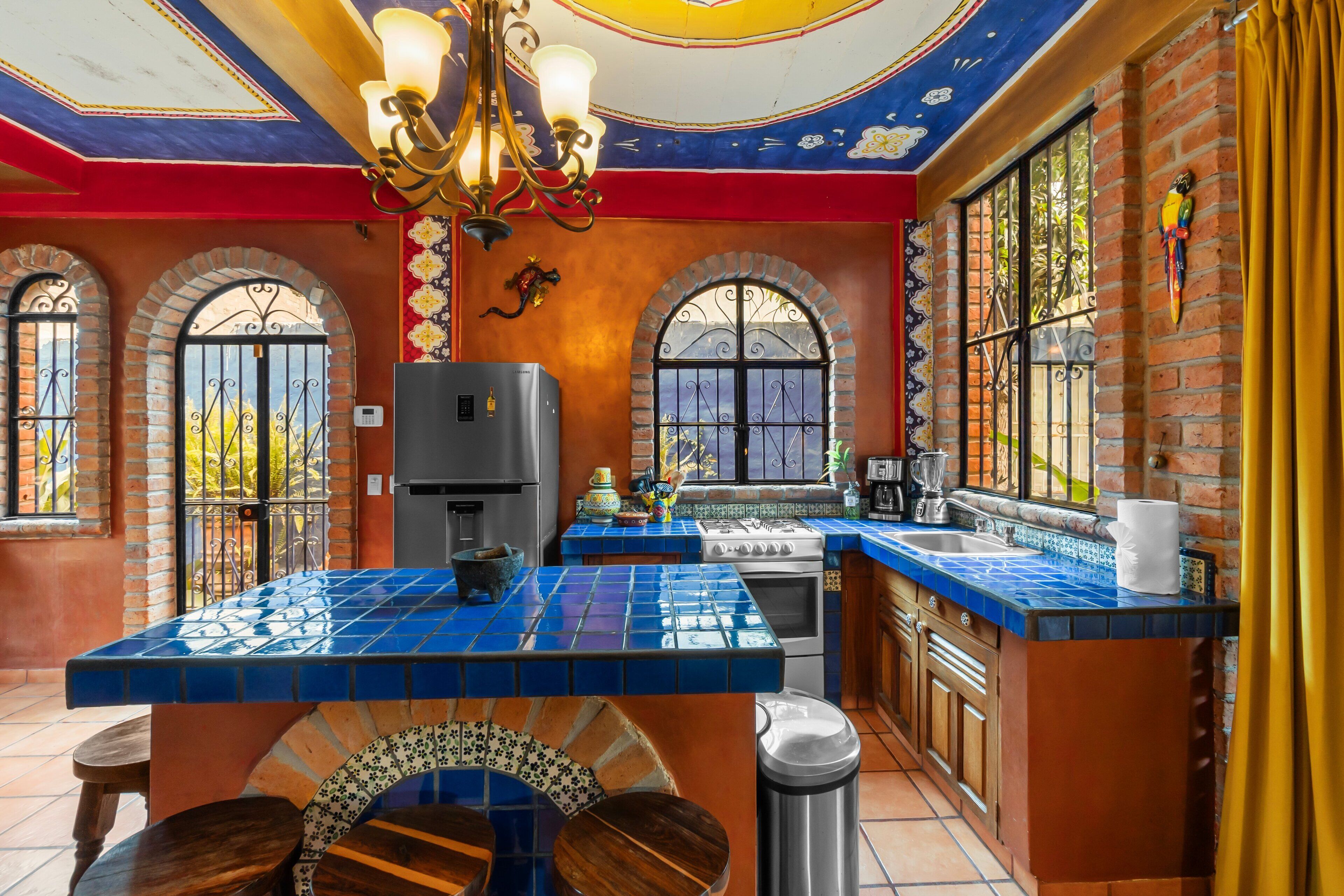 Kylskåp, mikrovågsugn, ugn och kaffe- och tebryggare