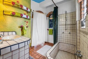 シャワー、ヘアドライヤー、タオル