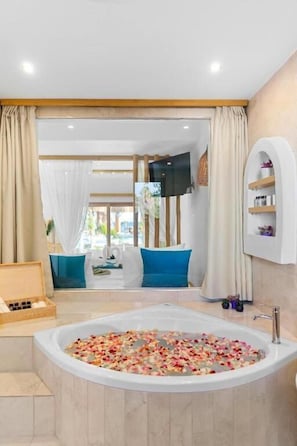 Signature Suite | Iron/ironing board, free WiFi