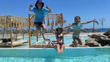 Kolam renang outdoor musiman