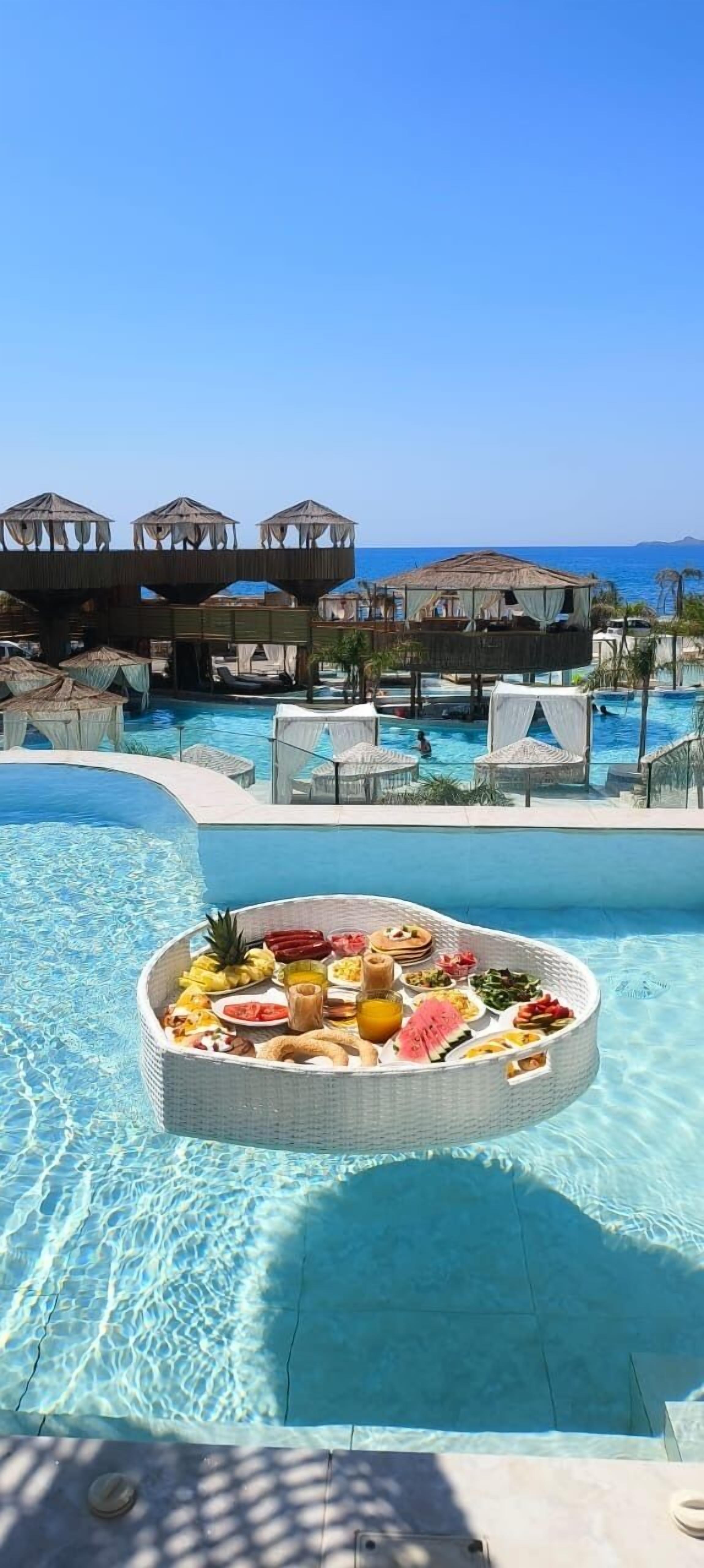 Signature Suite | Iron/ironing board, free WiFi