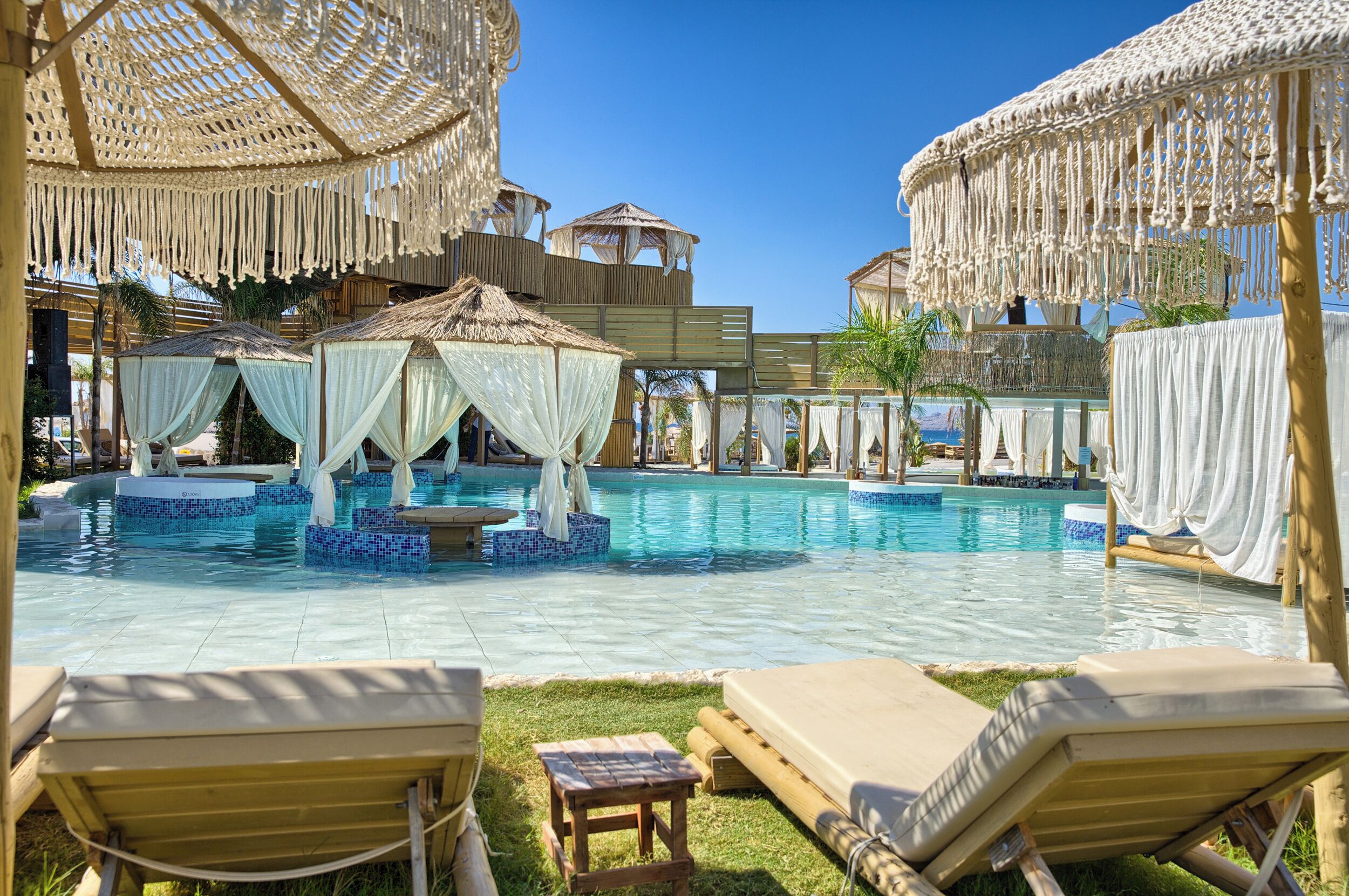 Una piscina al aire libre de temporada