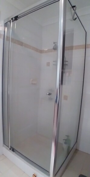 Shower, hair dryer, bidet, towels - Master retreat at Private Estate Near Perth CBD (Stirling)