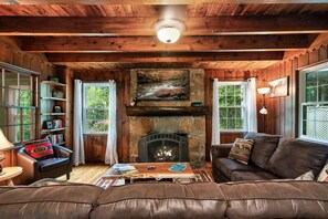 スマートテレビ、暖炉、書庫