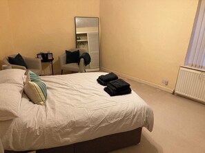 4 habitaciones, tabla de planchar con plancha, wifi y ropa de cama