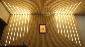 A room with a sloped ceiling and wooden paneling. - Shri Bala ji Dham Hotel in Mathura (Mathura)