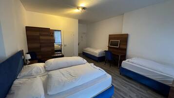 Chambre Quadruple, balcon, vue cour intérieure | Bureau, Wi-Fi gratuit