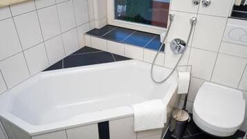 Chambre Standard Double ou avec lits jumeaux, balcon | Salle de bain | Sèche-cheveux, savon, shampoing, papier toilette