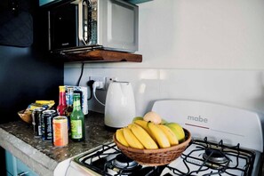 Kühlschrank, Mikrowelle, Herdplatte, Wasserkocher mit Kaffee-/Teezubehör