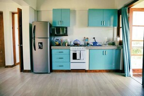 Kühlschrank, Mikrowelle, Herdplatte, Wasserkocher mit Kaffee-/Teezubehör