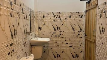 Douche, serviettes fournies, savon, shampoing